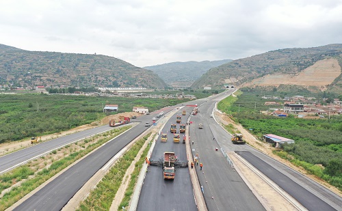 1596588354747948.jpg 甘肃平天路面项目上面层试验段全线率先铺筑完成.jpg